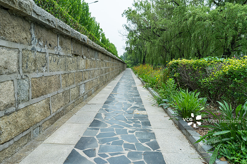 中国城市公园自然风光拍摄主题，山东泰安凤凰湖公园，中国园林公园花园路，户外白昼无人图像摄影图片素材