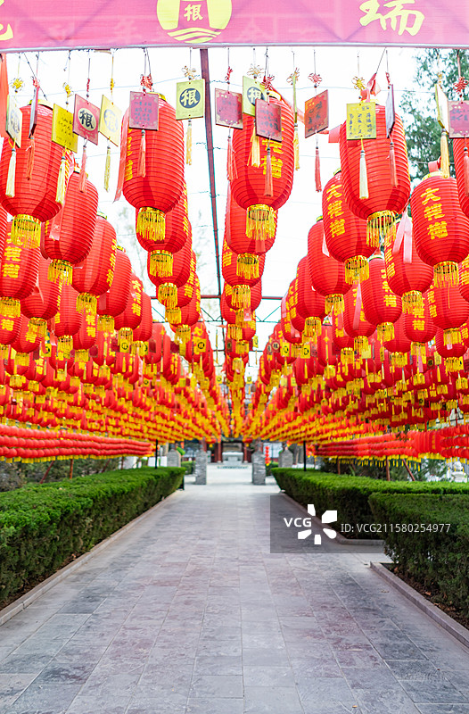 中国山西临汾洪洞县大槐树寻根祭祖园著名旅游景点，庭院道路上悬挂的灯笼，户外白昼无人图像摄影图片素材