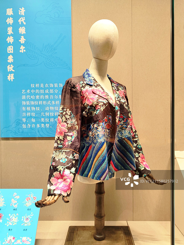 清代黑地海水龙牡丹纹西装领上衣图片素材