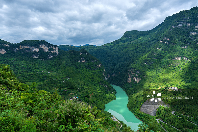 多山贵州峡谷中的芙蓉江图片素材