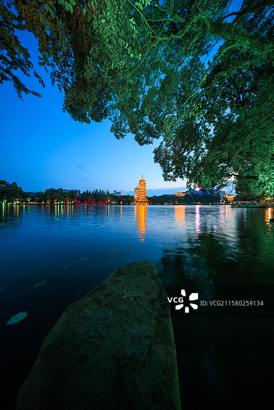 桂林彬湖风景区及日月双塔夜景图片素材