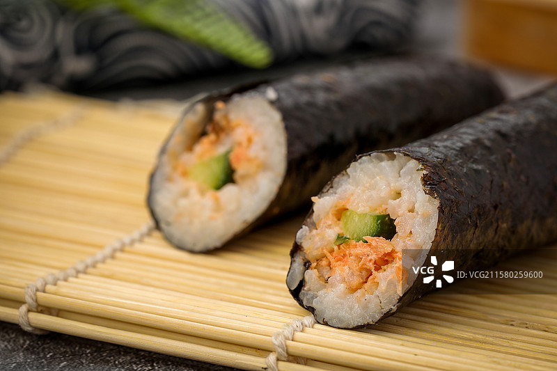 三文鱼蛋黄酱细卷寿司图片素材