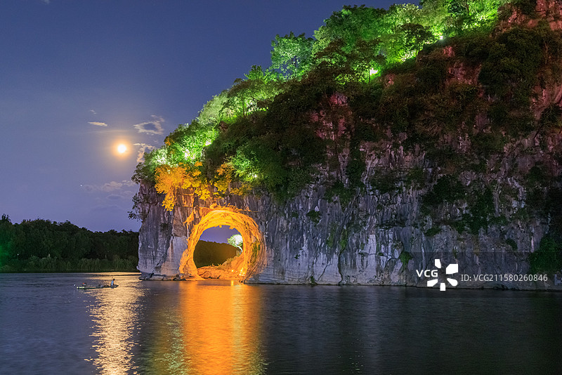 月亮和桂林象鼻山水月洞图片素材