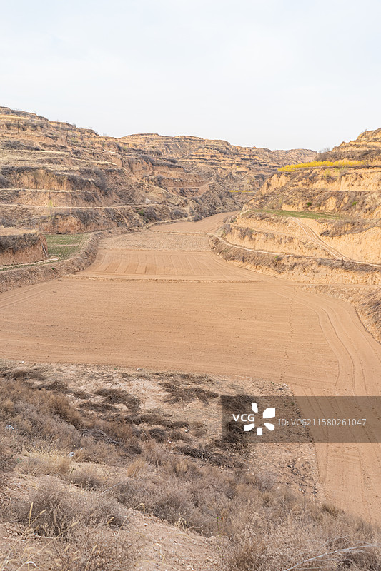 中国陕西山西宁夏甘肃西北黄土高坡房屋建筑，山坡的梯田和峡谷的农田，户外白昼无人图像摄影图片素材