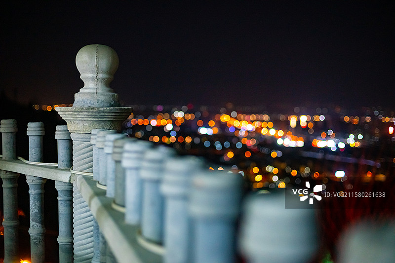 中国公共建筑照明设备拍摄主题，夜晚的城市灯光路灯脱焦光斑光晕视觉效果，户外夜晚无人图像摄影图片素材