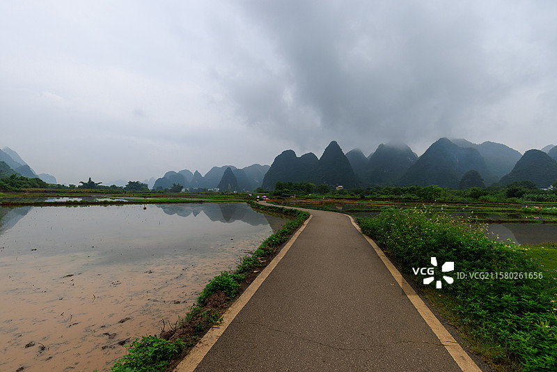 著名旅游城市桂林阳朔十里画廊的田园风光图片素材