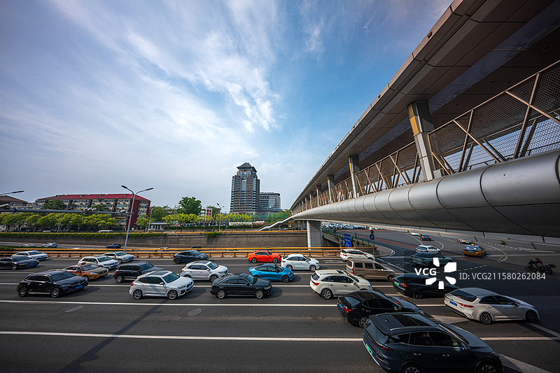 北京北四环西路的车流涌动图片素材