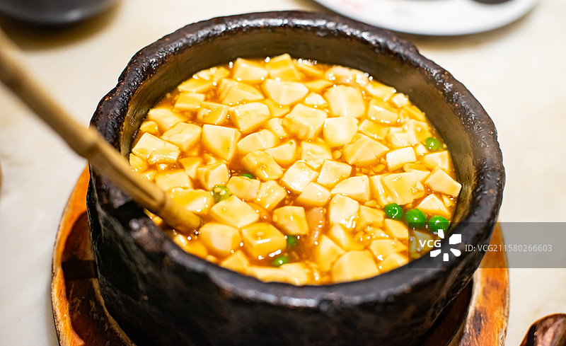中国餐饮行业饮食产业，传统经典中国食品，美食拍摄主题，砂锅石锅鸡汤豆腐美食特写，室内无人图像图片素材
