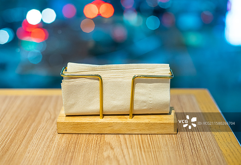 中国生活用品拍摄主题，餐桌柜上的抽纸盒子和卫生纸面巾纸纸巾，室内无人图像摄影图片素材