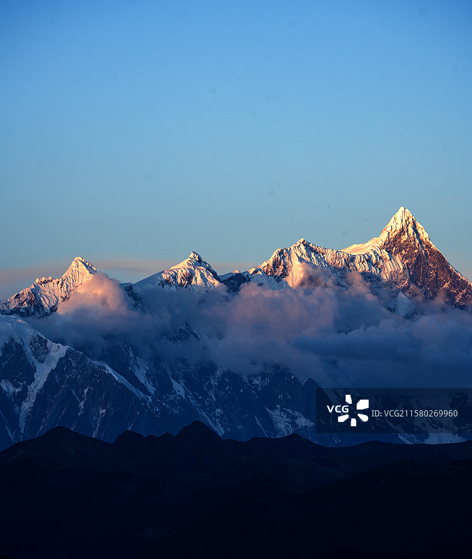南迦巴瓦峰的日照金山图片素材