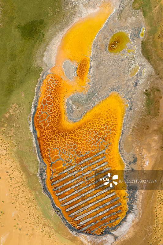 中国腾格里沙漠吉他湖航拍风光图片素材