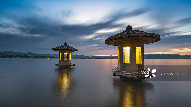 杭州西湖翠光亭火烧云 水天一线图片素材
