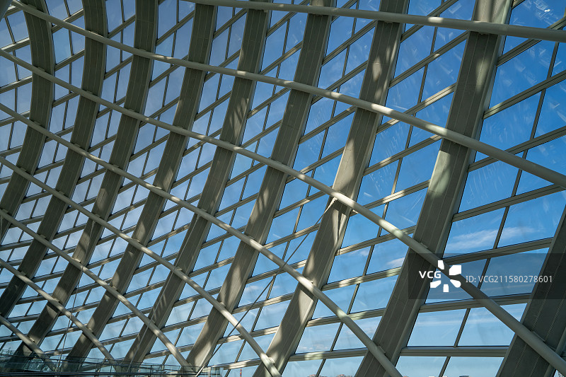 北京凤凰中心玻璃穹顶钢结构网格仰拍图片素材