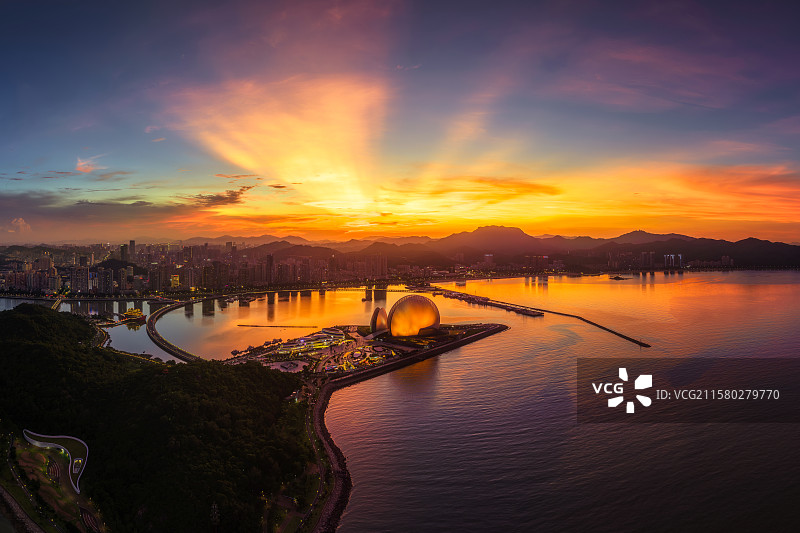 航拍日月贝晚霞火烧云图片素材