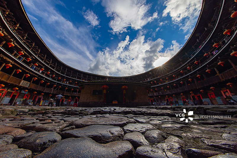 客家土楼静静伫立，古老的建筑散发着历史的韵味。圆形的楼体宛如时光的容器，承载着岁月的记忆。图片素材