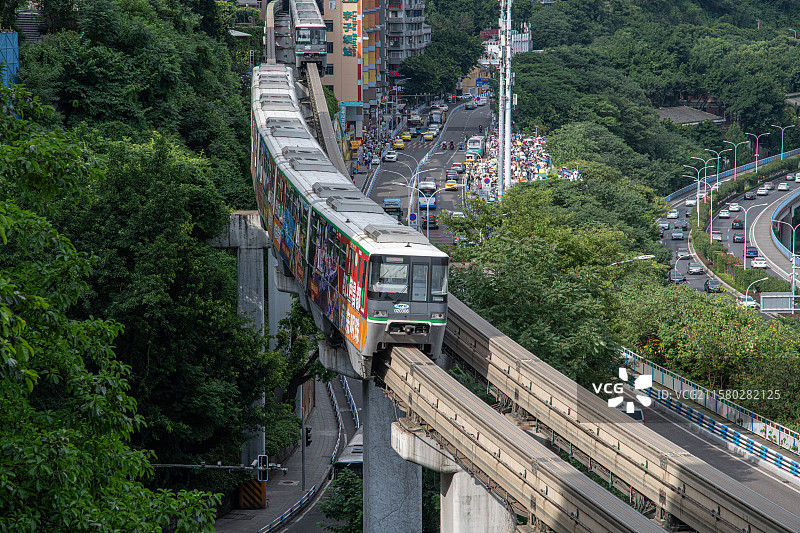重庆李子坝站轻轨穿楼图片素材