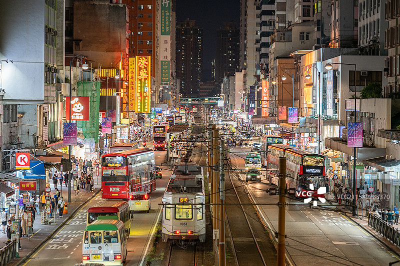 香港元朗大马路繁华夜景，行驶中的轻铁列车图片素材