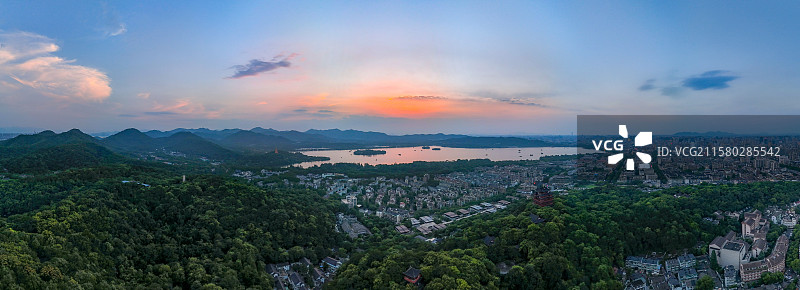 杭州西湖与吴山同框，夕阳全景图片素材
