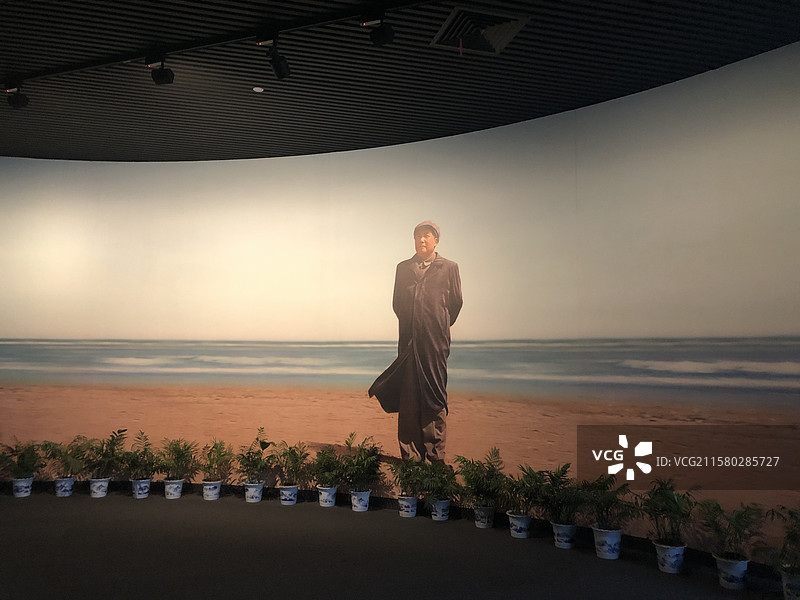 湖南韶山毛泽东纪念馆-毛主席海边全身像图片素材