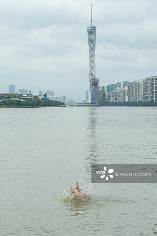 与城市天际线的高角度视角图片素材