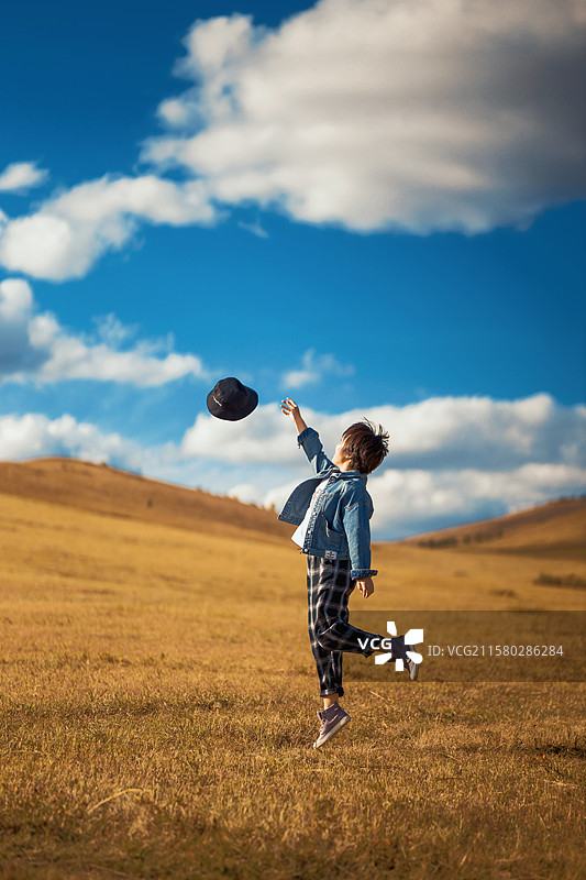 在草地上迎着天空奔跑图片素材
