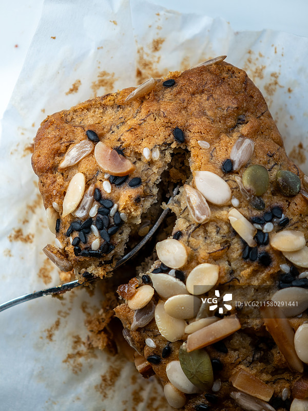 顶部铺满了多种坚果的香蕉蛋糕图片素材