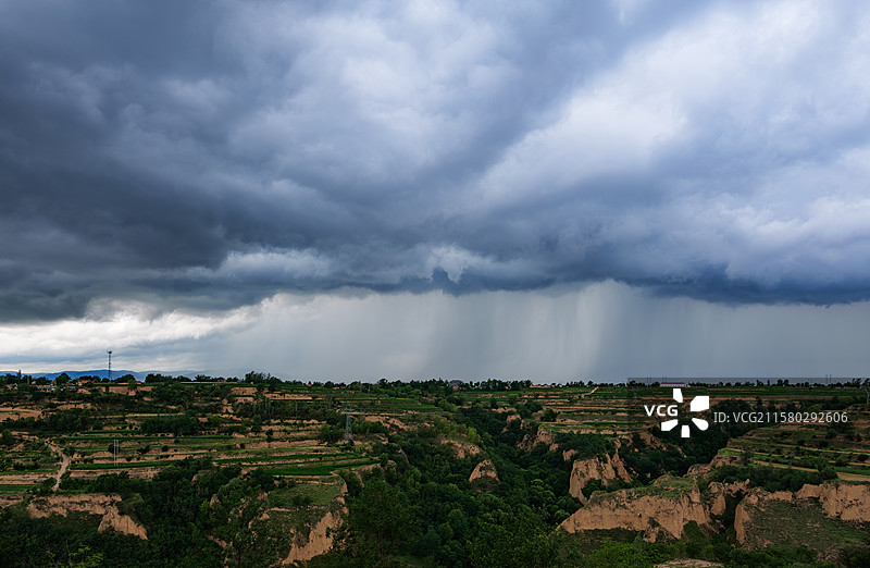 黄土高原山谷沟壑田地上空局部暴雨乌云景观图片素材