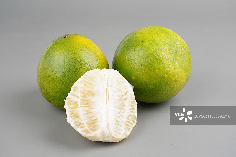 青皮葡萄柚与剥开的果肉图片素材