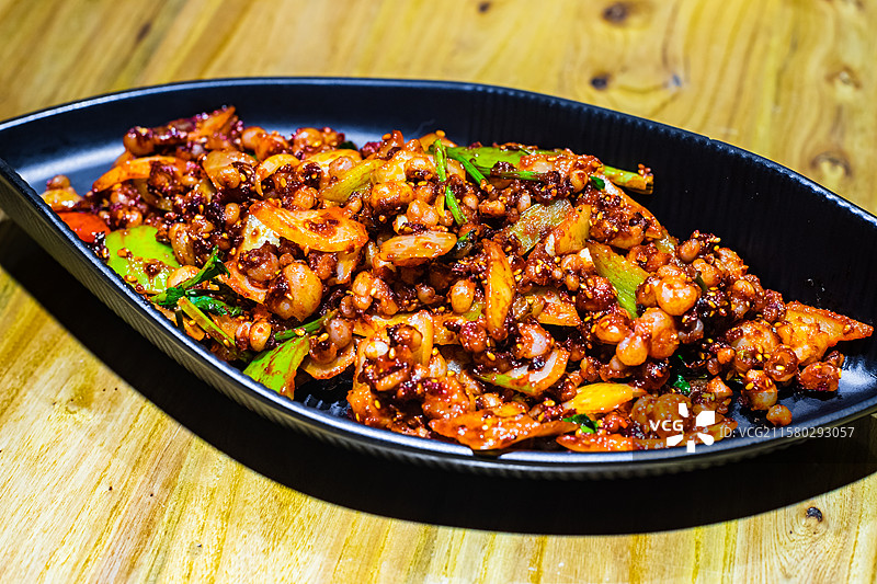 中国餐饮行业饮食产业，传统经典中国食品，美食拍摄主题，一盘子铁板辣鱿鱼海鲜，室内无人图像图片素材