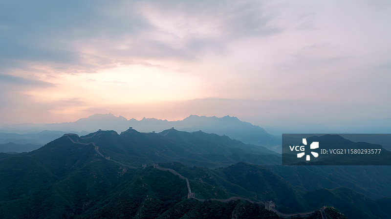 清晨阳光长城日出自然风景大气航拍图片素材