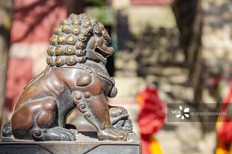 中国非都市风光拍摄主题，山东泰安市国内著名景点泰山风景区，碧霞祠寺庙里成一排的铜制金属质感的狮子雕塑图片素材