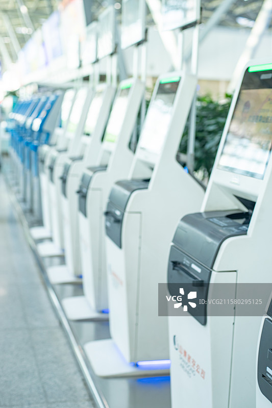 中国航空业拍摄主题，国内国际机场航站楼值机登机大厅候机室自助值机柜台设备，室内无人图像摄影图片素材