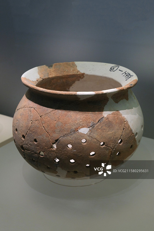 陶甑 新石器时代 大溪文化 澧县城头山遗址出土 中国国家博物馆“古代中国陈列”图片素材