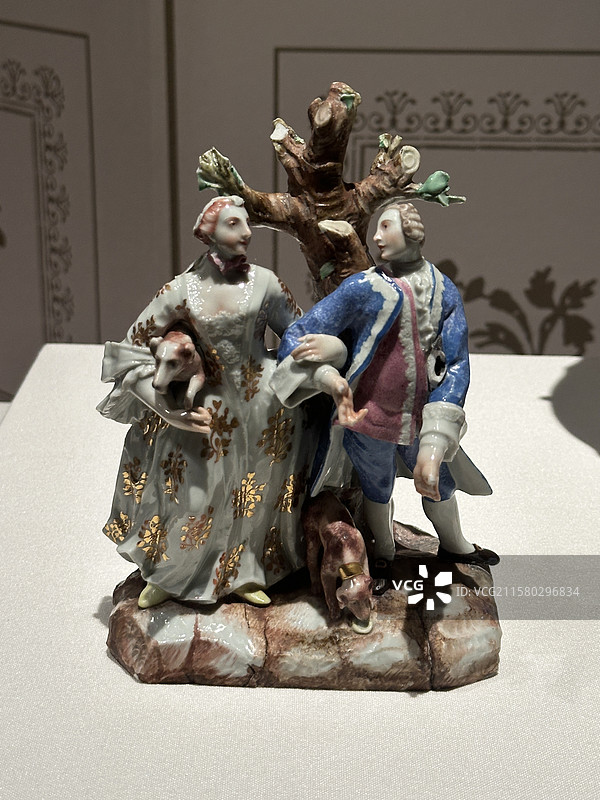 树下情侣组像，典雅之冠-18世纪意大利宫廷生活与艺术展览，广东省博物馆展览的文物图片素材