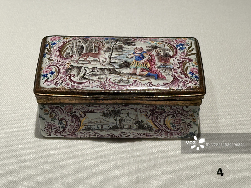 饰有圣于贝尔显圣与风景的鼻烟盒，典雅之冠-18世纪意大利宫廷生活与艺术展览，广东省博物馆展览的文物图片素材