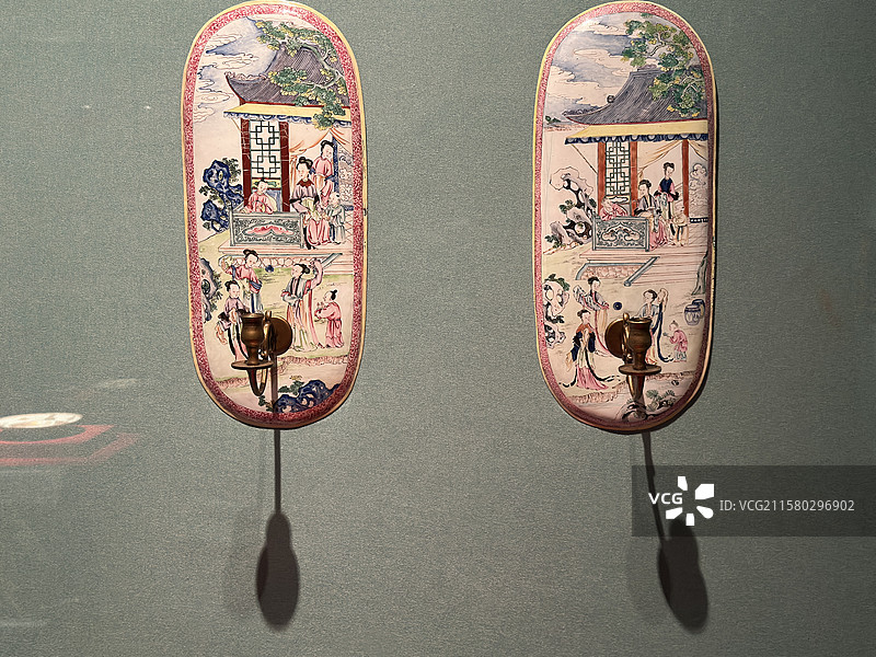 铜胎画珐琅人物纹壁挂式烛台，典雅之冠-18世纪意大利宫廷生活与艺术展览，广东省博物馆展览的文物图片素材