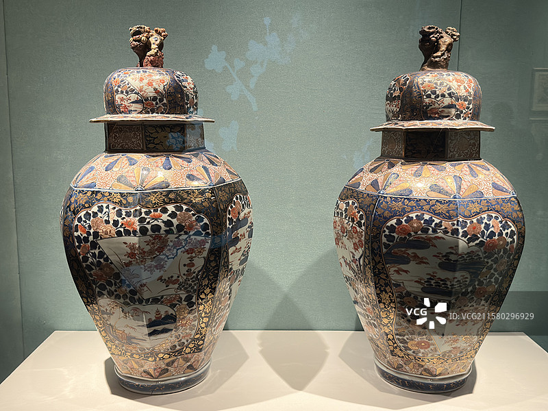 一堆瓷瓶，典雅之冠-18世纪意大利宫廷生活与艺术展览，广东省博物馆展览的文物图片素材