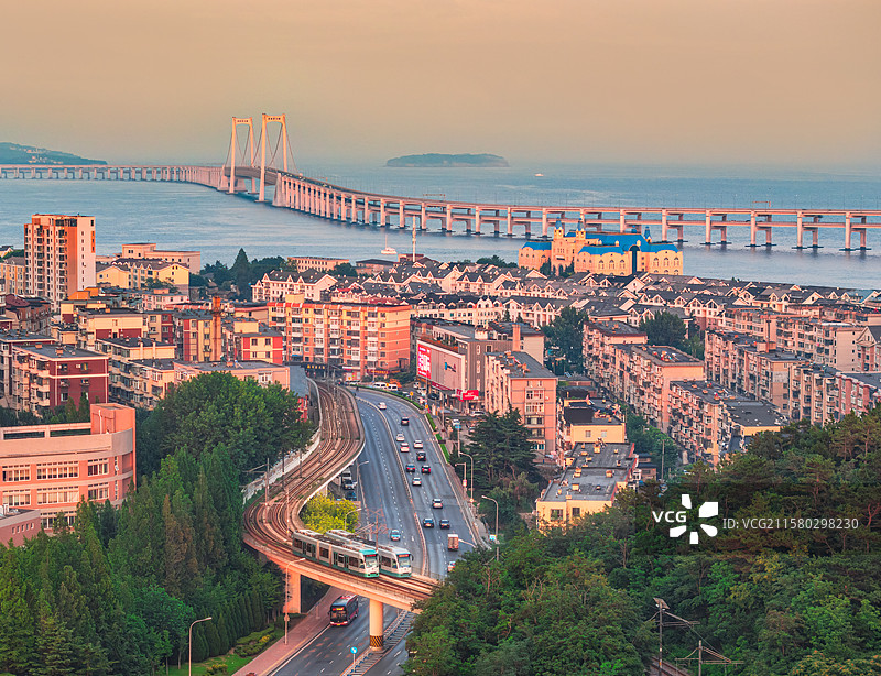 中国大连星海湾大桥下的有轨电车图片素材