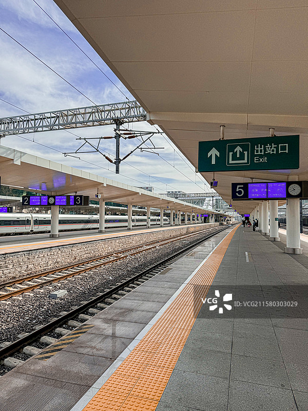 高铁站台 蓝天 出站口图片素材