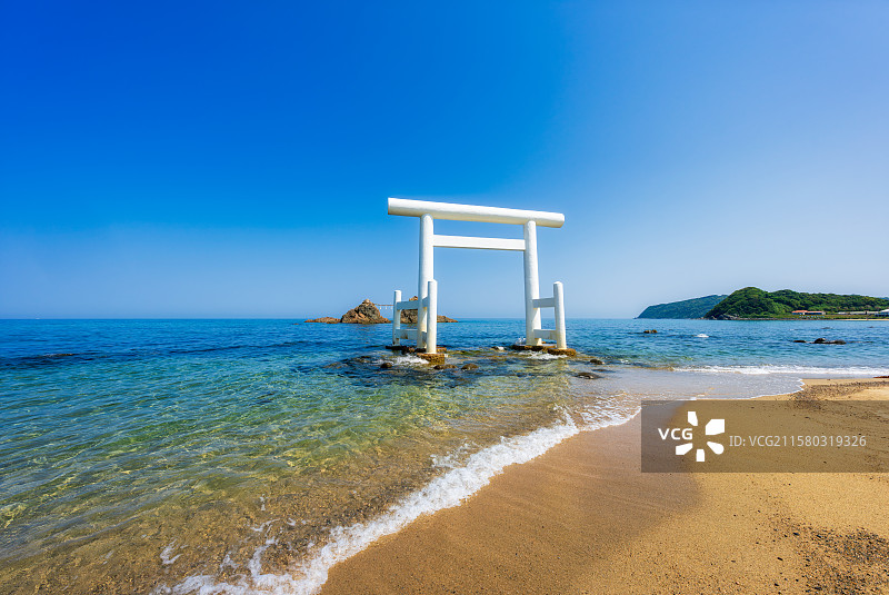 日本福冈县Fukuoka，丝岛市，志摩樱井二见浦，夫妻岩，海中大鸟居，樱井神社白色鸟居，日本海滩百选图片素材