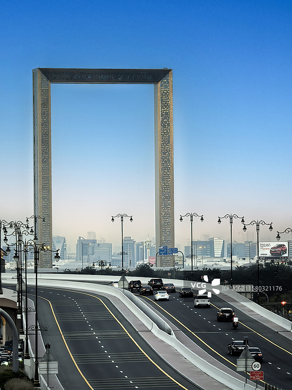 夕阳蓝调时刻的迪拜金相框特写图片素材