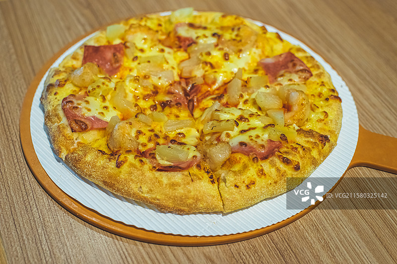 中国餐饮行业饮食产业，传统经典中国食品，美食拍摄主题，一盘子凤梨菠萝厚培根芝士披萨，室内无人图像图片素材