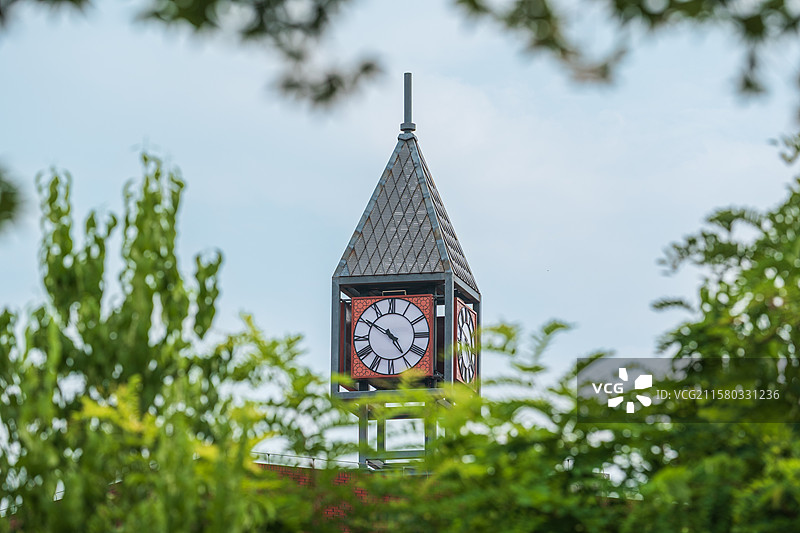 绿意掩映下的北京化工大学第二教学楼钟楼图片素材