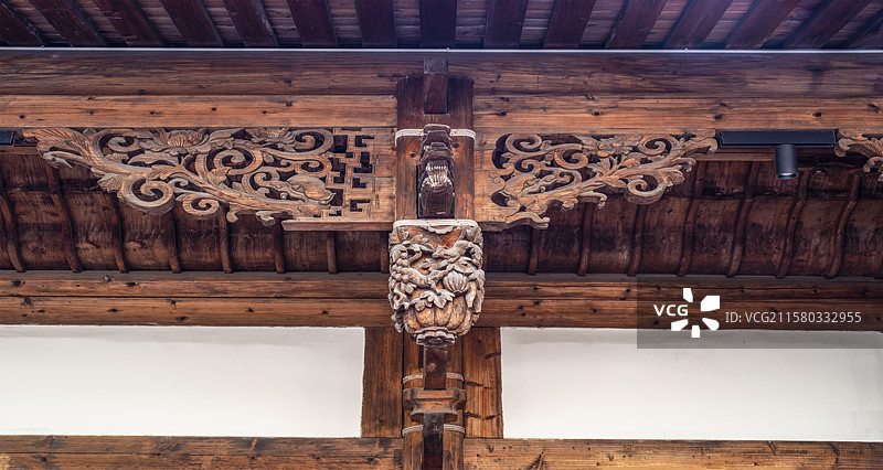福州晚清民国时代木质结构民居龙首栋梁垂柱精美雕刻正面视图图片素材