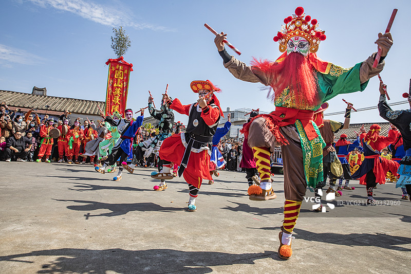 潮汕英歌舞营姥爷跳火堆春节民俗传统习俗图片素材