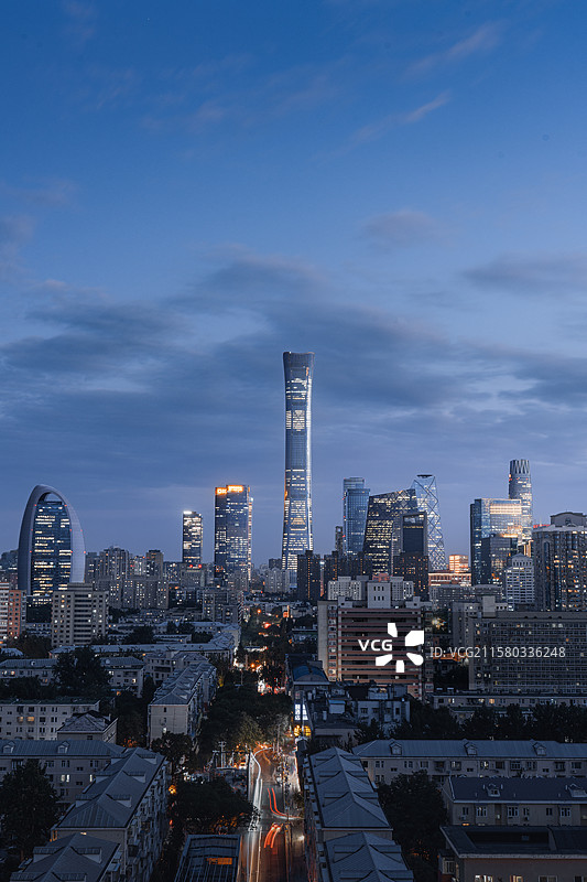 北京城市夜景，中国尊等摩天楼林立，传统建筑与现代建筑交融，展现都市繁华 。图片素材