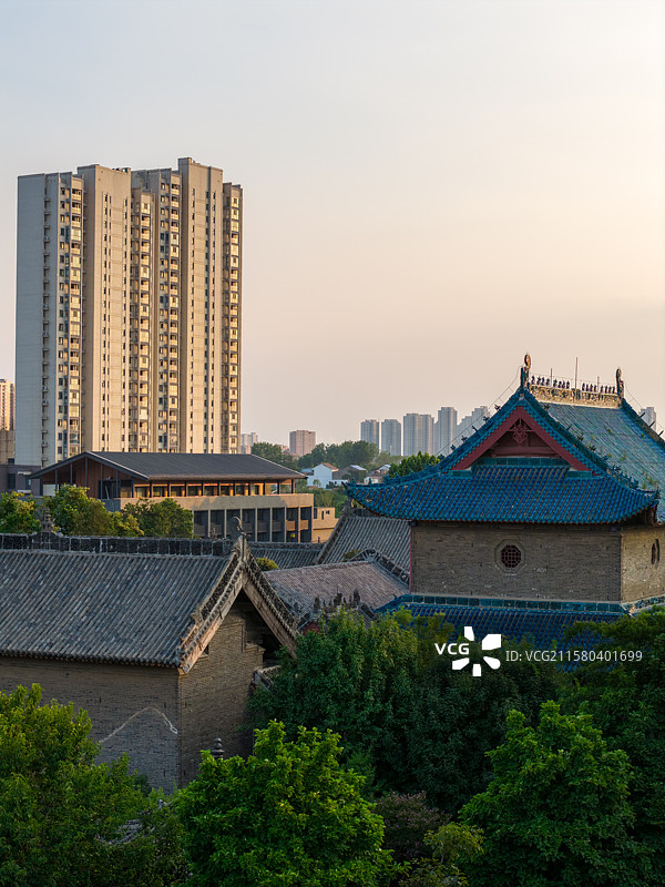 河南周口中州路关帝庙与城市天际线日落夕阳图片素材