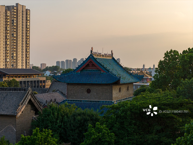 河南周口中州路关帝庙与城市天际线日落夕阳图片素材