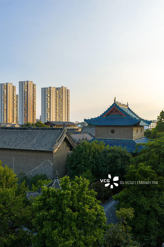 河南周口中州路关帝庙与城市天际线日落夕阳图片素材
