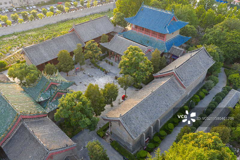 河南周口中州路关帝庙与城市天际线日落夕阳图片素材